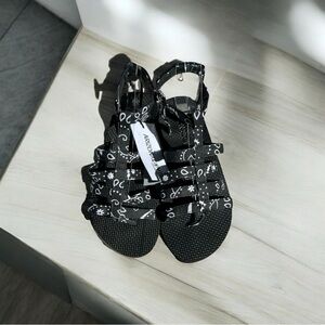 🌻NEW w.tags Arizona Love Trekky Flat Spartiate Black & White Bandana | Size 37